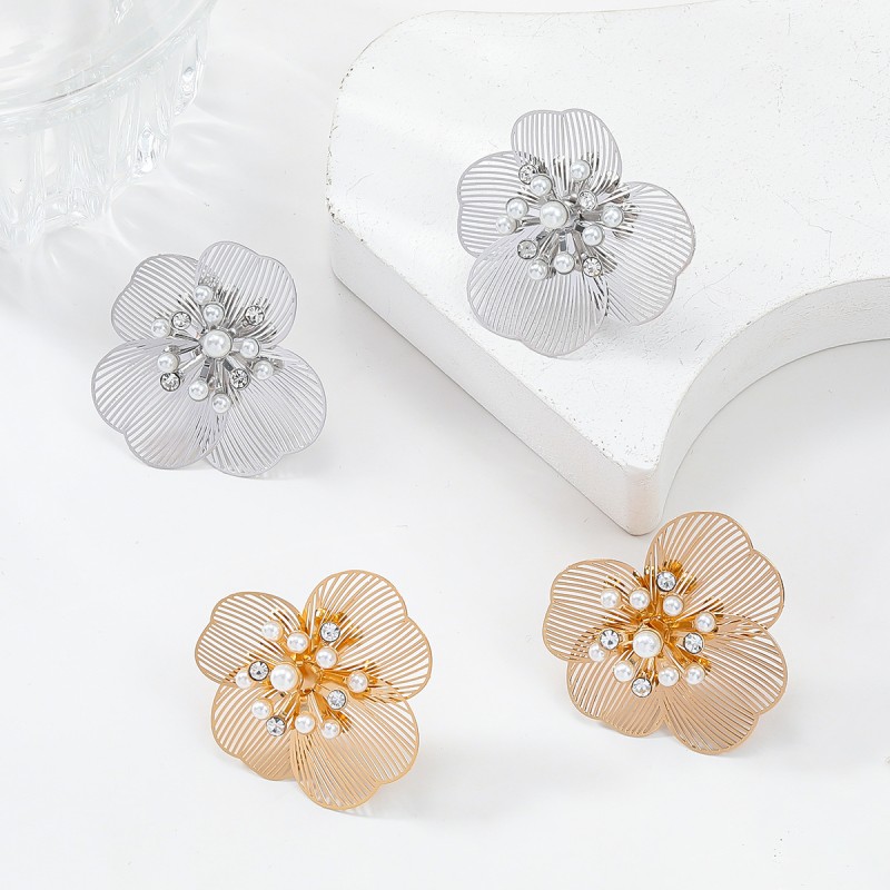 Mayorista De Pendientes De Flores Con Textura De Metal Con Incrustaciones De Diamantes