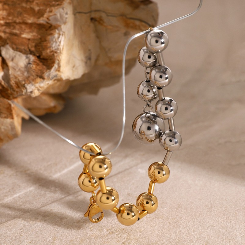 Pulsera Con Cuentas De Acero Inoxidable En Contraste