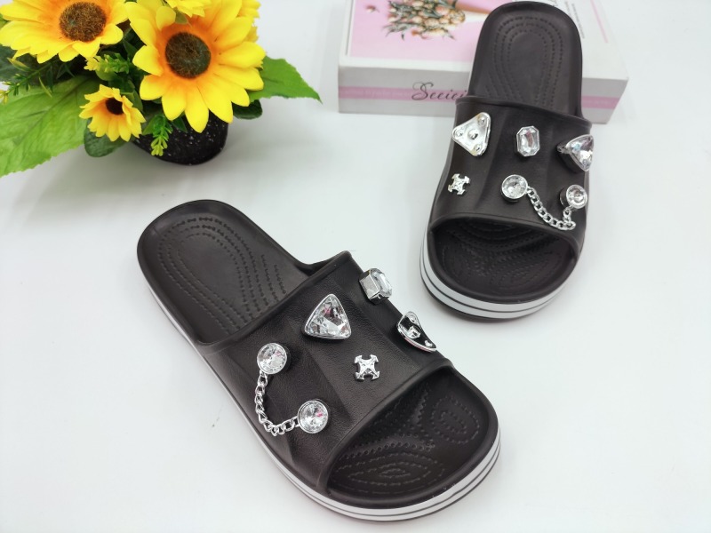 Decorable pretty ladies slippers