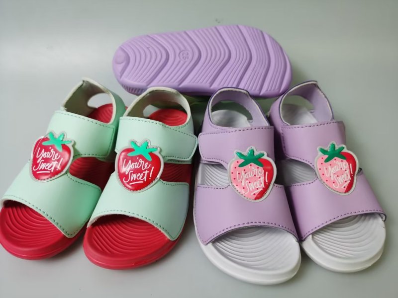 Wholesale New Design Strawberry Cute Beach Sandals