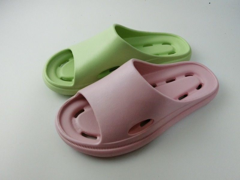 New Summer Couple Hollow Slippers for Women with Holes Bathroom Slides