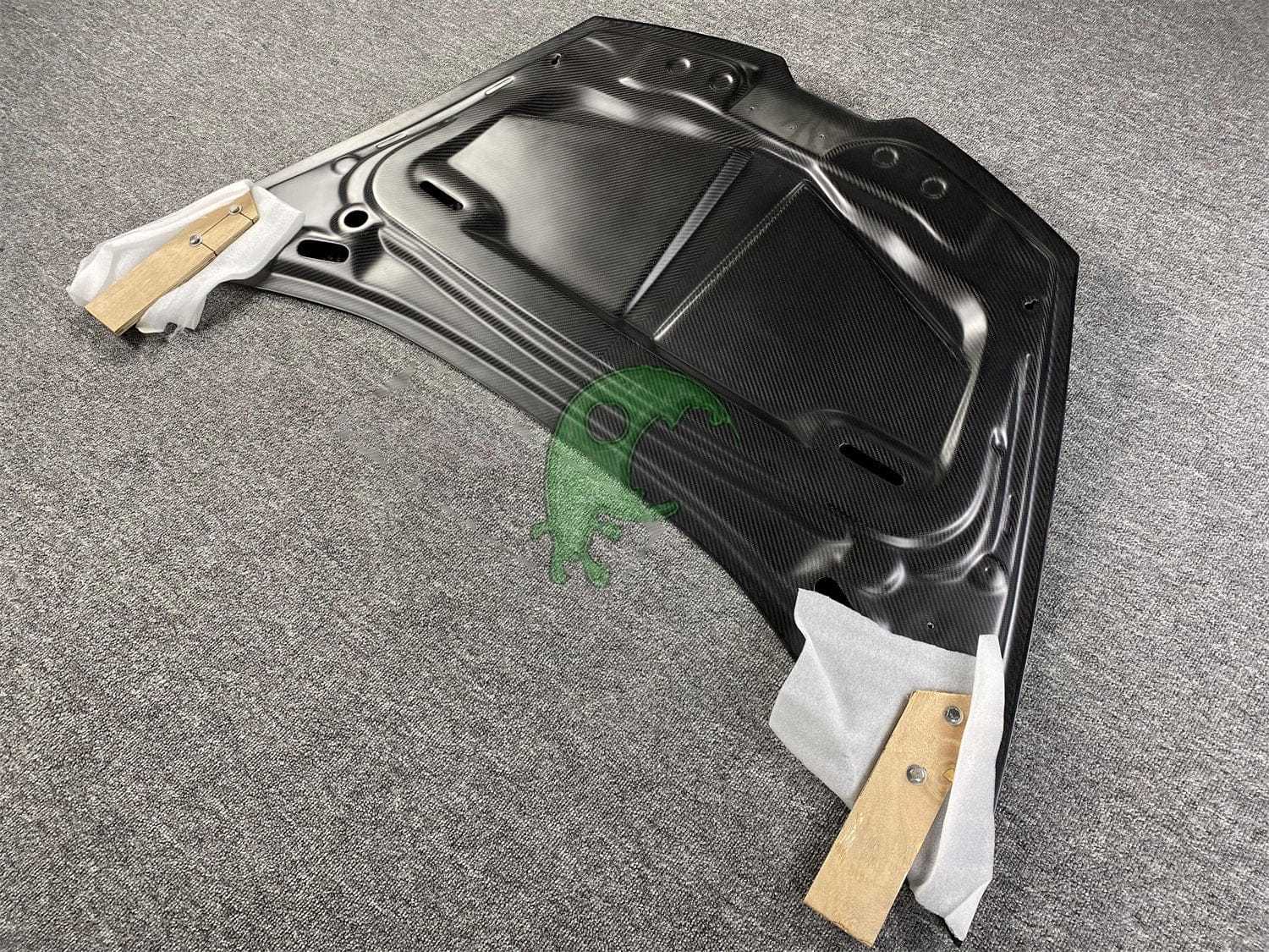 Dry Carbon Fiber Engine Hood for Lamborghini Huracan LP610/LP580 - Vorsteiner Style