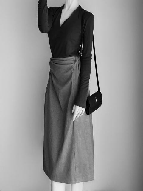 3.0 Black Enamel Vase (Platinum) Crossbody Clutch