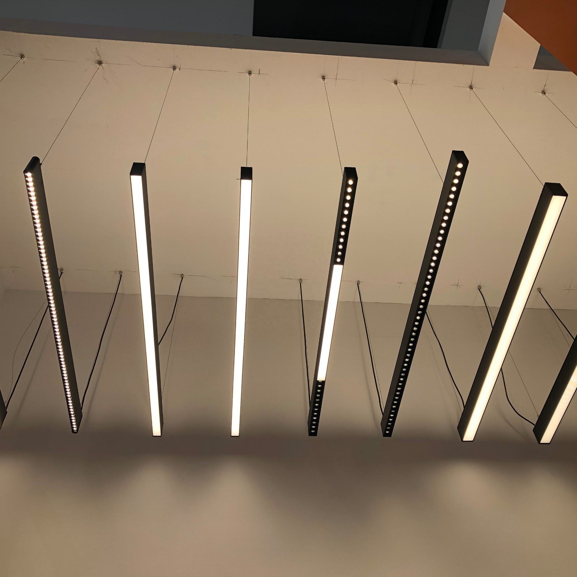 Luminaire suspendu à LED linéaire en aluminium à connexion sans couture disponible en lumière linéaire à LED suspendue et murale