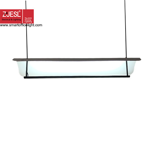 Diseño de luminarias indirectas, con iluminación elegante, sobria e implicativa para crear un entorno donde el conocimiento y el ocio se entrelazan.