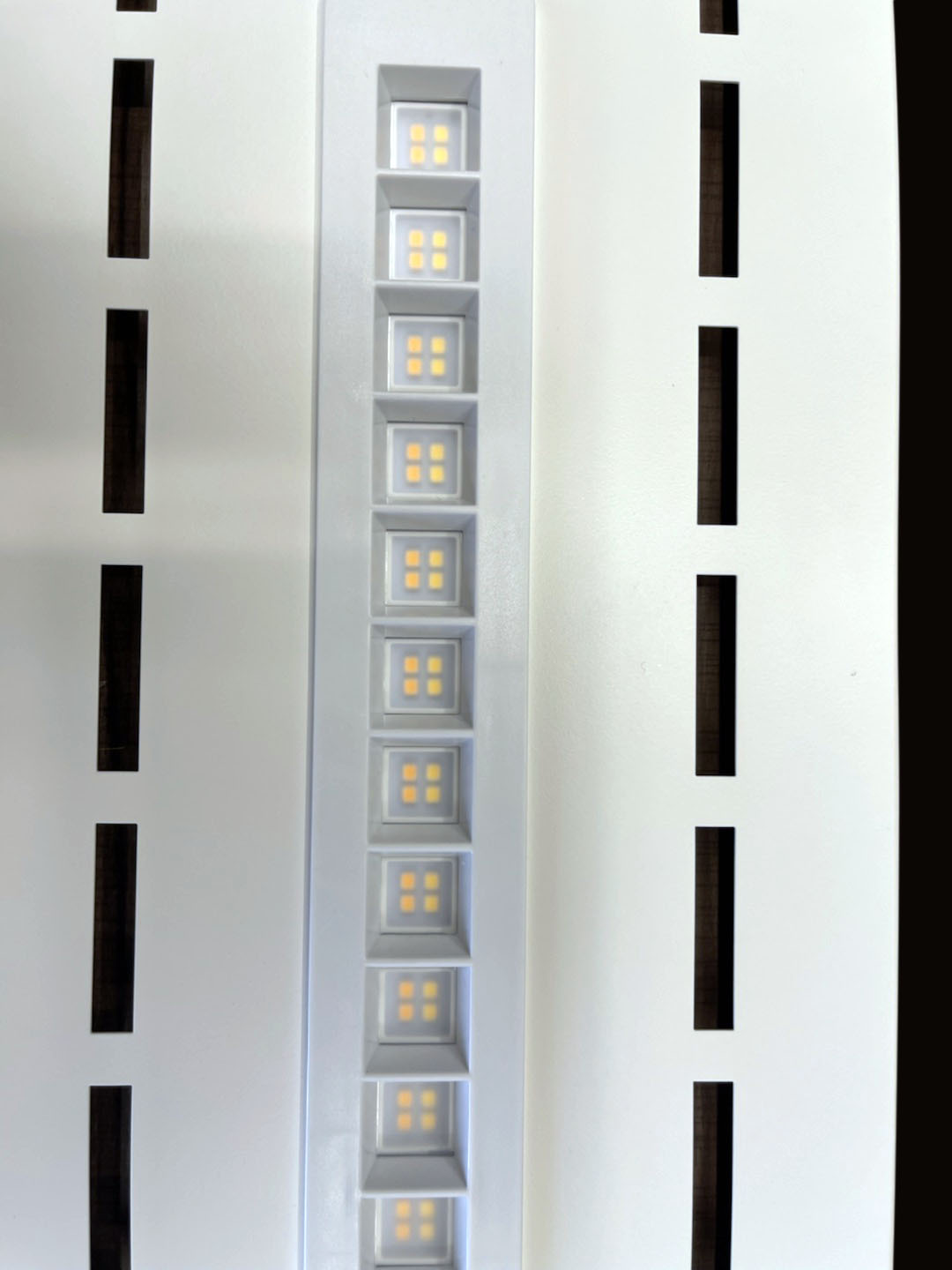 SIN LGP, instalación diferente, los módulos de lámpara son extraíbles y reemplazables, lo que reduce la luz del panel LED del inventario del distribuidor