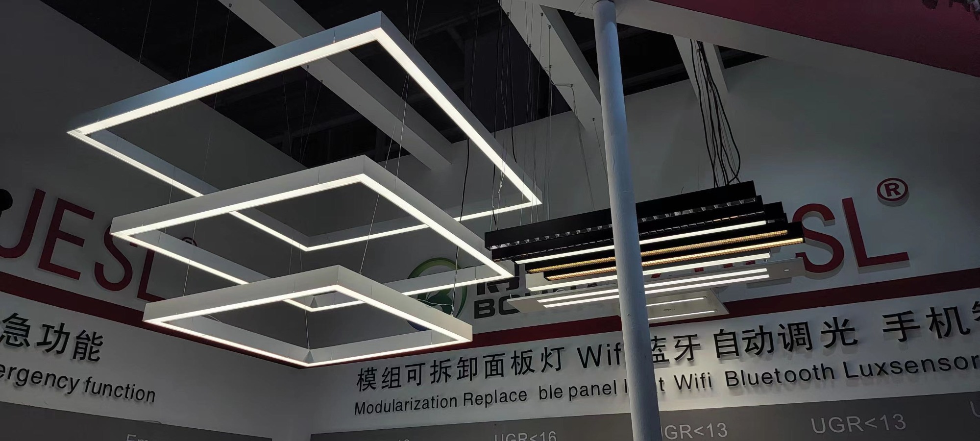 Épissure lumineuse en forme de T pour lumières linéaires à LED, opale ou prisme en option, efficacité CCT et lumen en option, gradation en option.