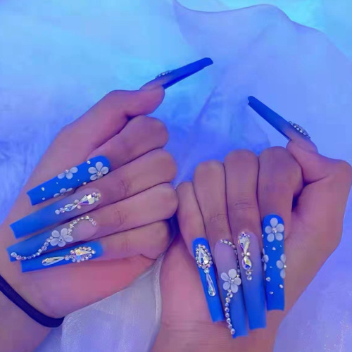 Prensa larga en las uñas Azul francés brillante Cubierta completa Uñas postizas Flores Bailarina Nail Art Set DIY Puntas de uñas falsas de acrílico artificial Stick on Nails for Women 24Pcs