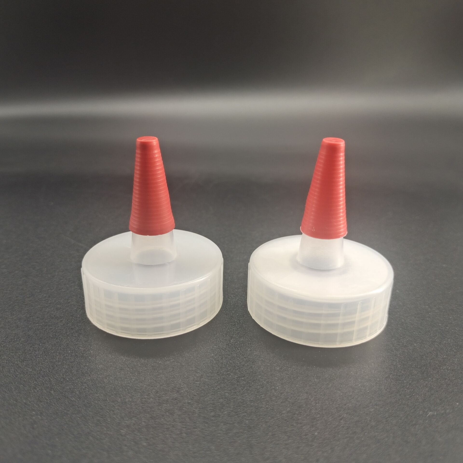 20/24/28/38 teeth plastic spout caps with an attached red tip for condiments, glues, paints, and modeling and craft activities