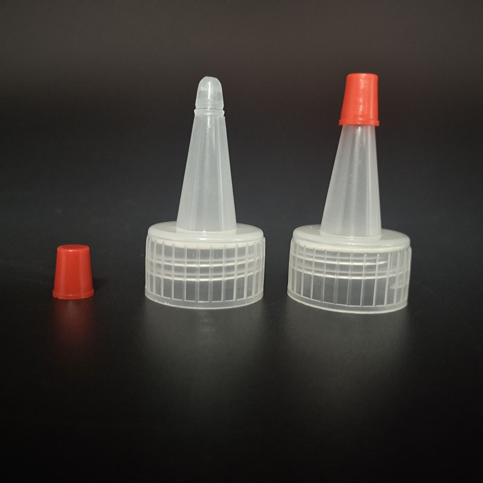 20/24/28/38 teeth plastic spout caps with an attached red tip for condiments, glues, paints, and modeling and craft activities
