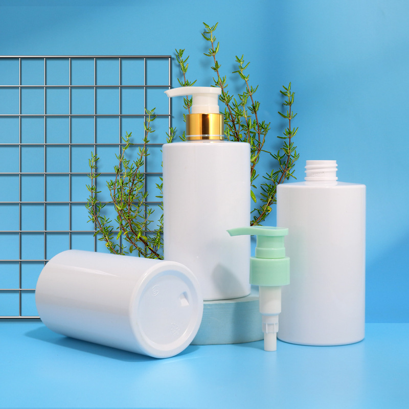 300ml short fat flat shoulder round bottle PET cylindrical bottle 24 teeth push pump head white shampoo bottle
