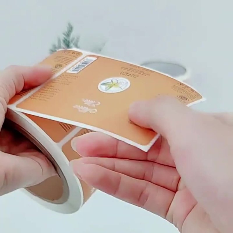 Customized cosmetic dropper bottle packaging label roll waterproof PVC self-adhesive label color printing hot stamping sticker