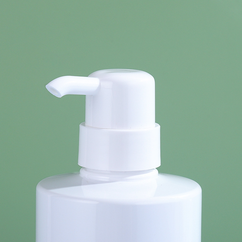 Manufacturer white 600ml shampoo bottle simple press plastic washing and care packaging material thickened homestay shampoo bottle