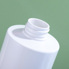 Manufacturer white 600ml shampoo bottle simple press plastic washing and care packaging material thickened homestay shampoo bottle