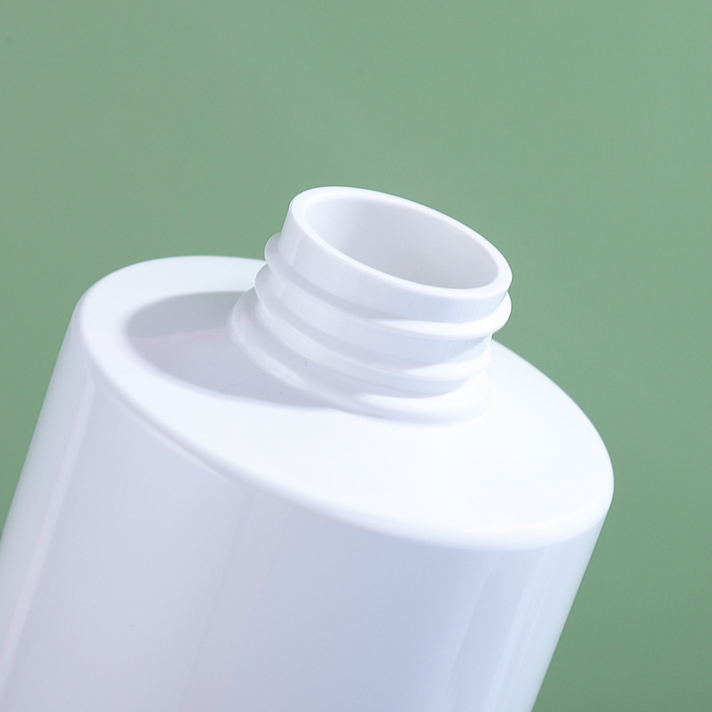 Manufacturer white 600ml shampoo bottle simple press plastic washing and care packaging material thickened homestay shampoo bottle