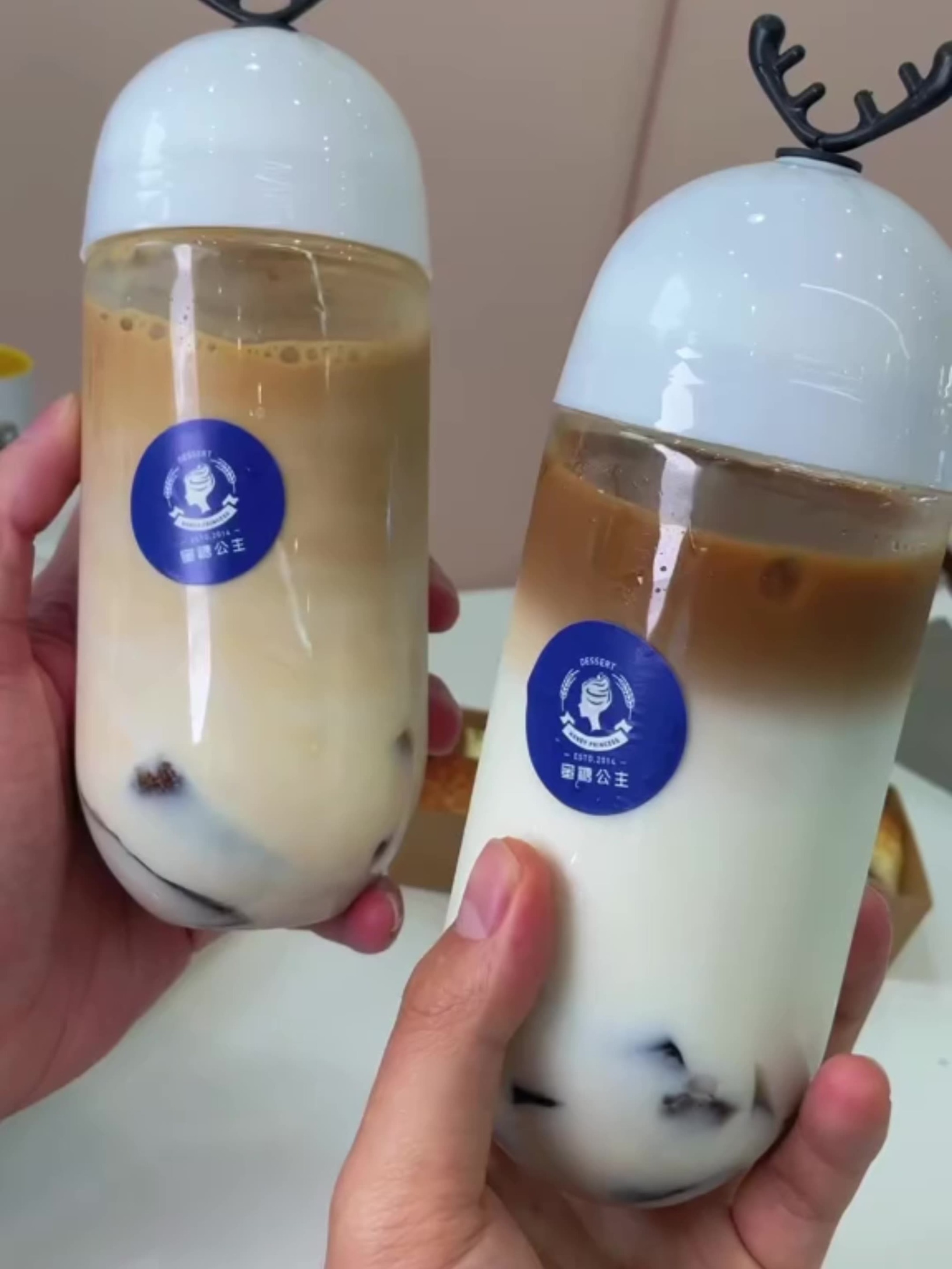 Disposable 500ml capsule bottle transparent milk tea pet take-away beverage with lid internet celebrity U-shaped plastic bottle factory