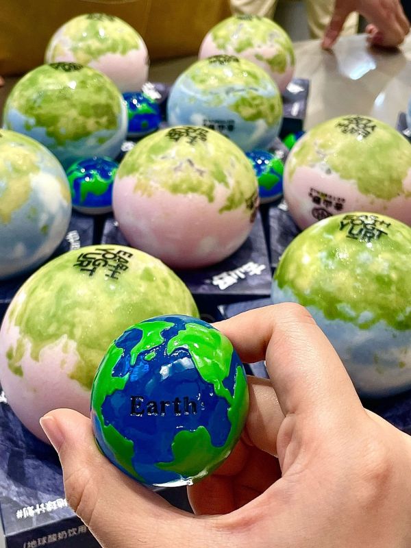 High-value globe bottle transparent disposable plastic bottle pet ball bottle Christmas packaging spot wholesale