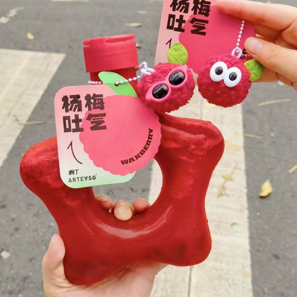 Five-pointed star donut bottle is here. Transparent plastic pet bottle has high value, cute shape and unique girly style.