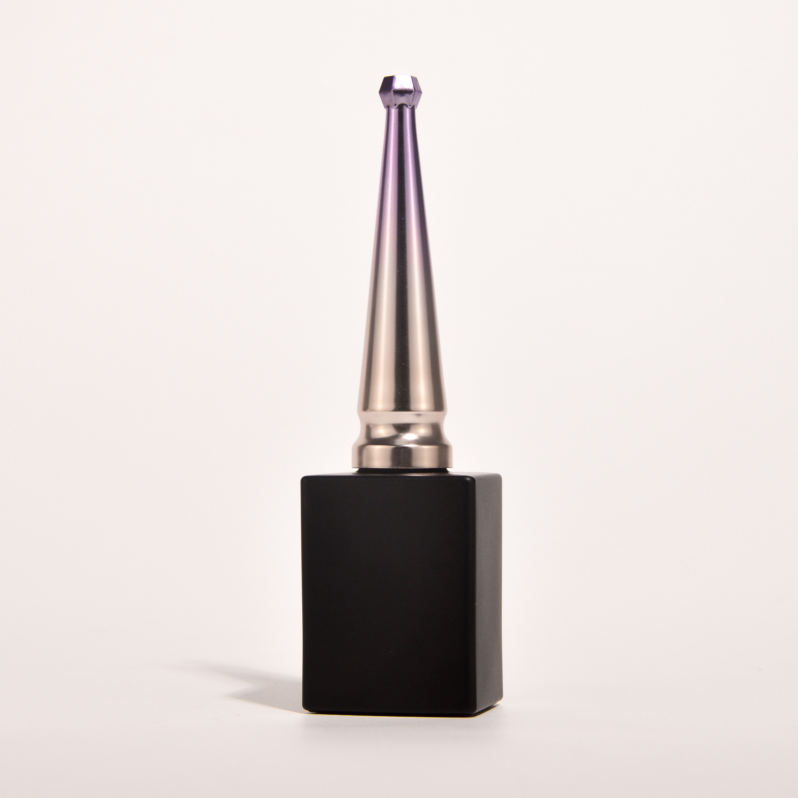Factory direct sales of 15ml matte black nail polish bottles. Empty bottles in various styles.