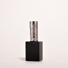 Factory direct sales of 15ml matte black nail polish bottles. Empty bottles in various styles.