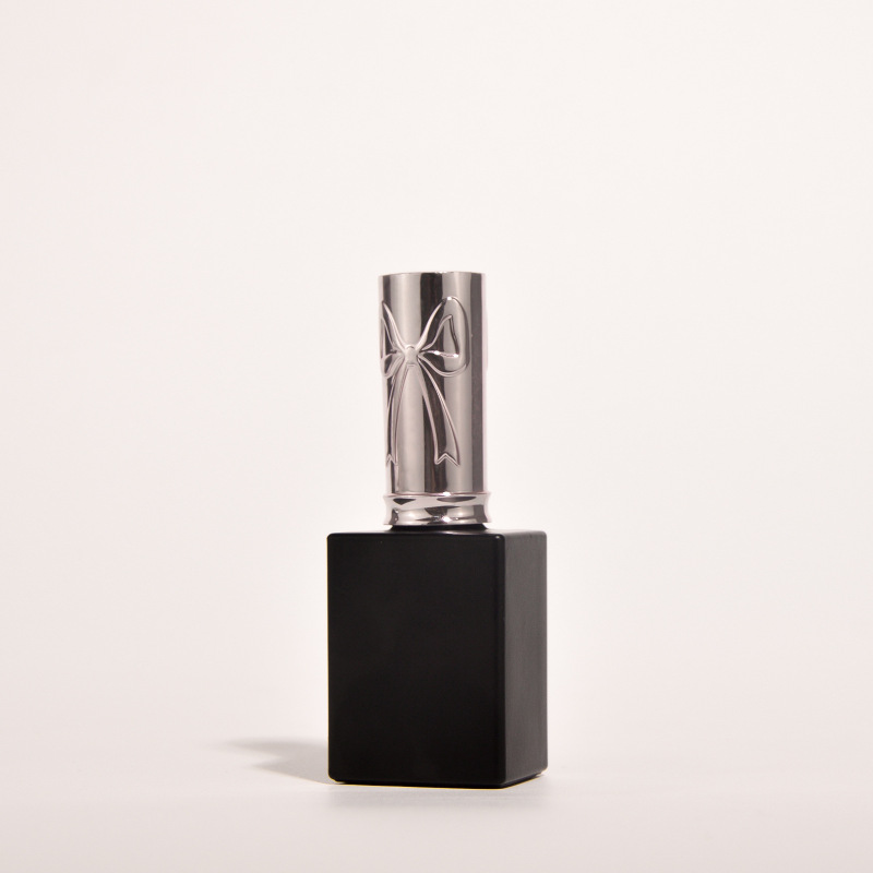 Factory direct sales of 15ml matte black nail polish bottles. Empty bottles in various styles.
