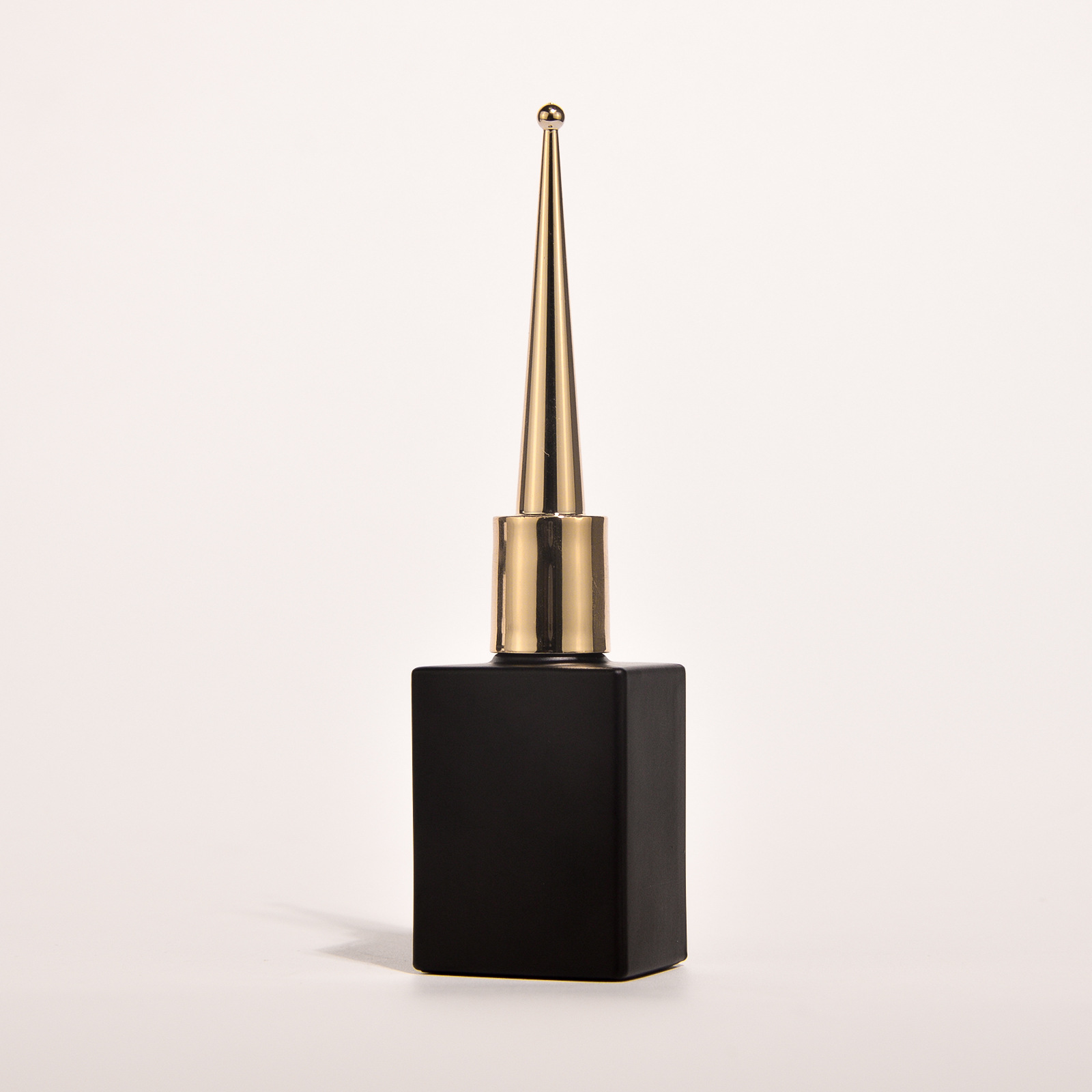 Factory direct sales of 15ml matte black nail polish bottles. Empty bottles in various styles.