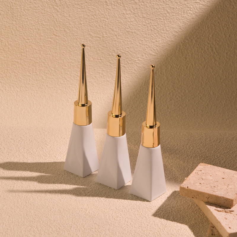 White nail polish bottle 8ml conical bottle nail polish bottle empty bottle electroplated gold nail polish cap imported nail polish brush