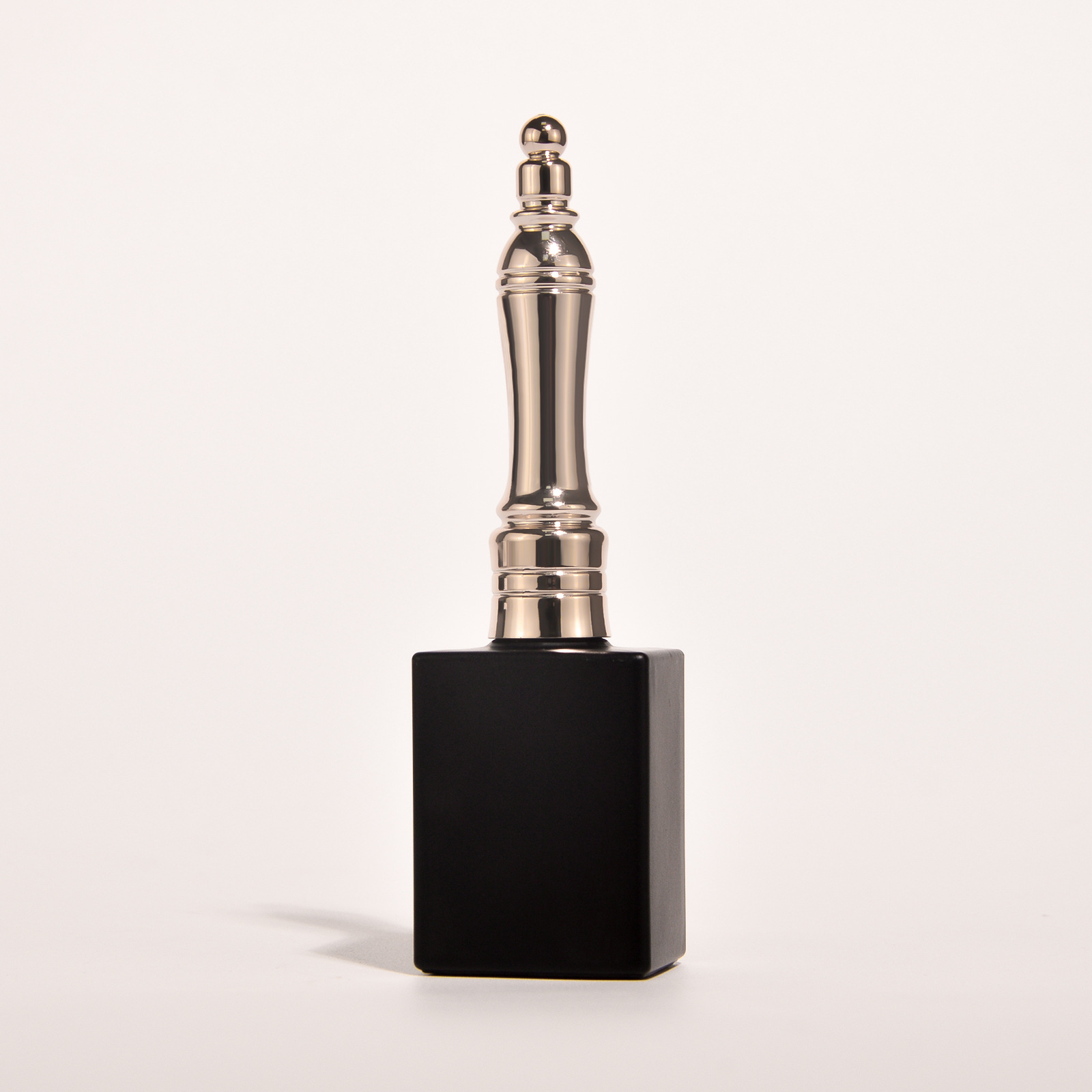 Factory direct sales of 15ml matte black nail polish bottles. Empty bottles in various styles.