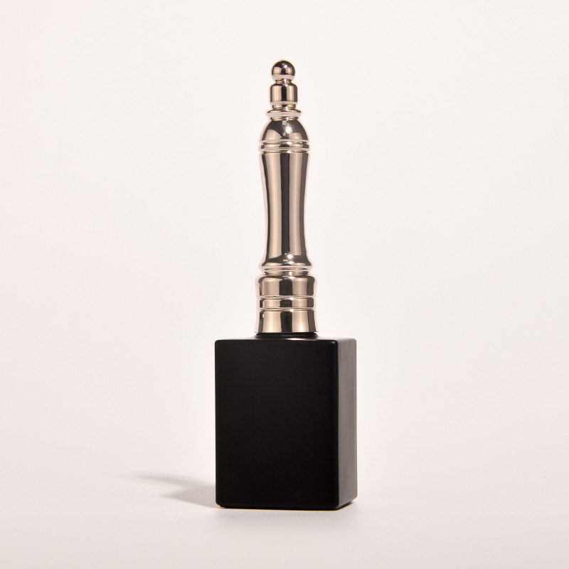 Factory direct sales of 15ml matte black nail polish bottles. Empty bottles in various styles.