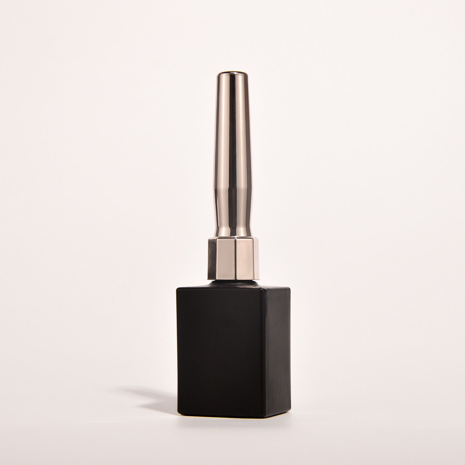 Factory direct sales of 15ml matte black nail polish bottles. Empty bottles in various styles.