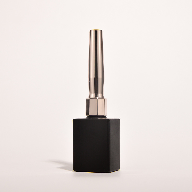 Factory direct sales of 15ml matte black nail polish bottles. Empty bottles in various styles.