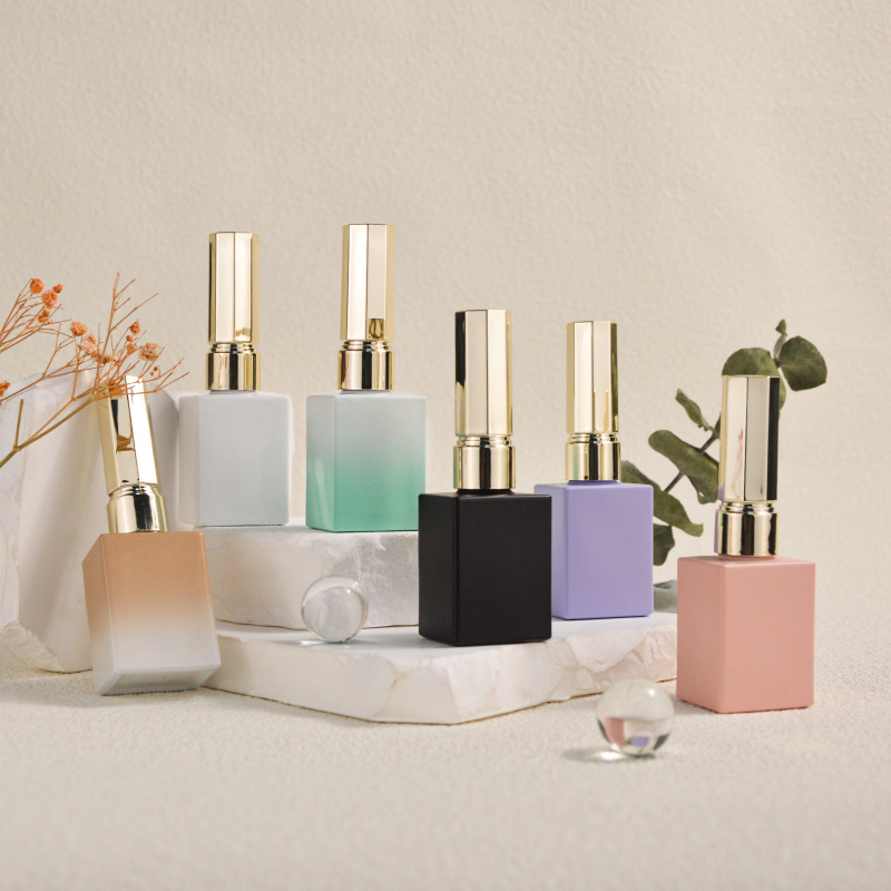 Factory wholesale empty gel nail polish bottles, black glass nail polish bottles, paintable with top caps.