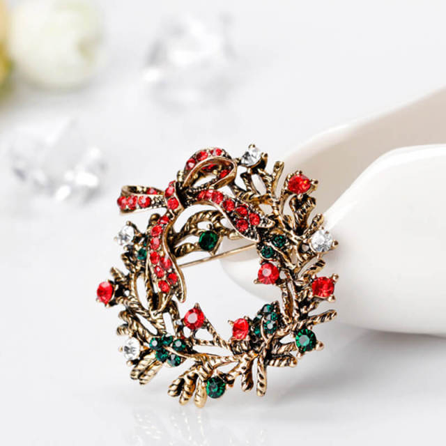 OOVOV Women Christmas Brooches Vintage Sparkling Christmas Wreath Brooch Cute Classic Christmas Accessories for Women