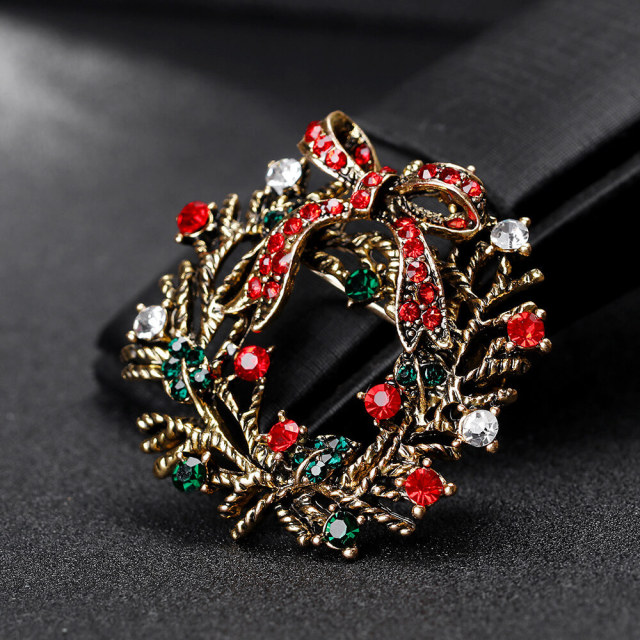 OOVOV Women Christmas Brooches Vintage Sparkling Christmas Wreath Brooch Cute Classic Christmas Accessories for Women