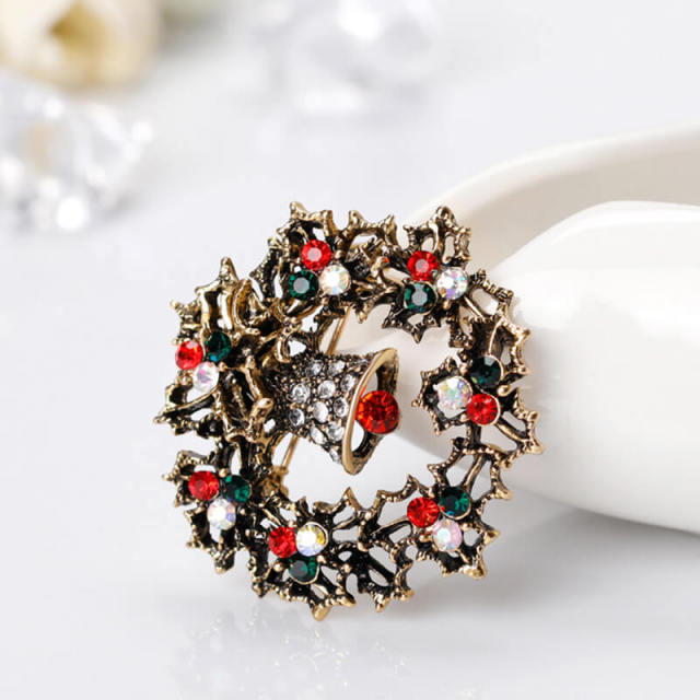 OOVOV Women Christmas Brooches Vintage Sparkling Christmas Wreath Brooch Cute Classic Christmas Accessories for Women