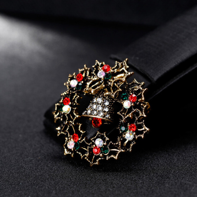 OOVOV Women Christmas Brooches Vintage Sparkling Christmas Wreath Brooch Cute Classic Christmas Accessories for Women