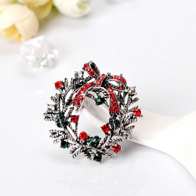 OOVOV Women Christmas Brooches Vintage Sparkling Christmas Wreath Brooch Cute Classic Christmas Accessories for Women