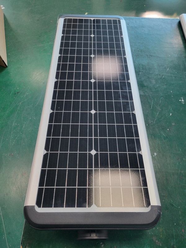 Iluminazione pubblica ad energia solare integrata impermeabile telecomandata con batteria al litio