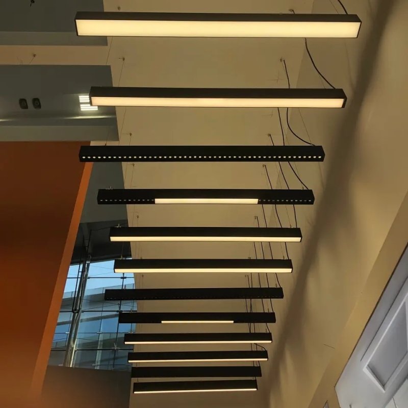 Illuminazione lineare a sospensione a sospensione in alluminio senza cuciture da 2 piedi 4 piedi 6 piedi 8 piedi