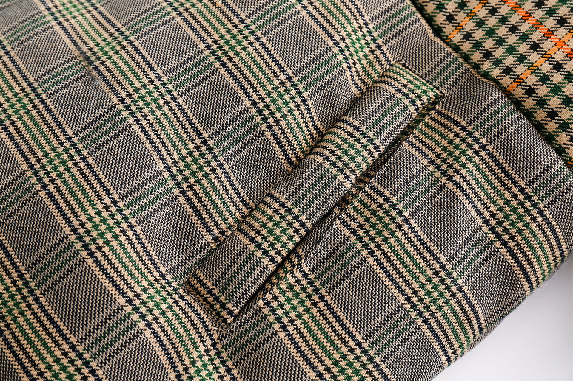 GorgeousBen  Unisex trendy stand-collar thickened cotton jacket with grid pattern, suitable for winter wear. Loose fit and workwear style.
