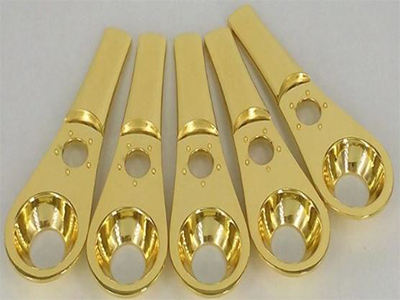 What is the difference between the appearance of medal plating and electrophoresis?