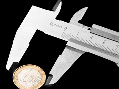 What should the standard challenge coin size be?