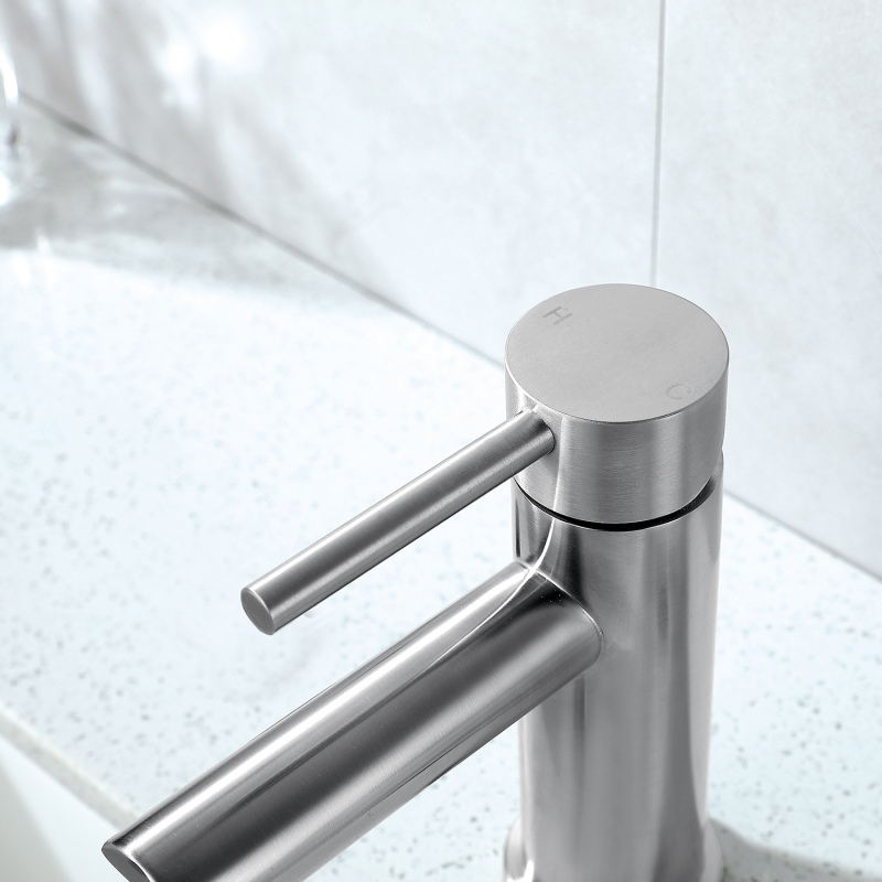 F40704/F40704BN Single Hole Single-Handle Bathroom Faucet