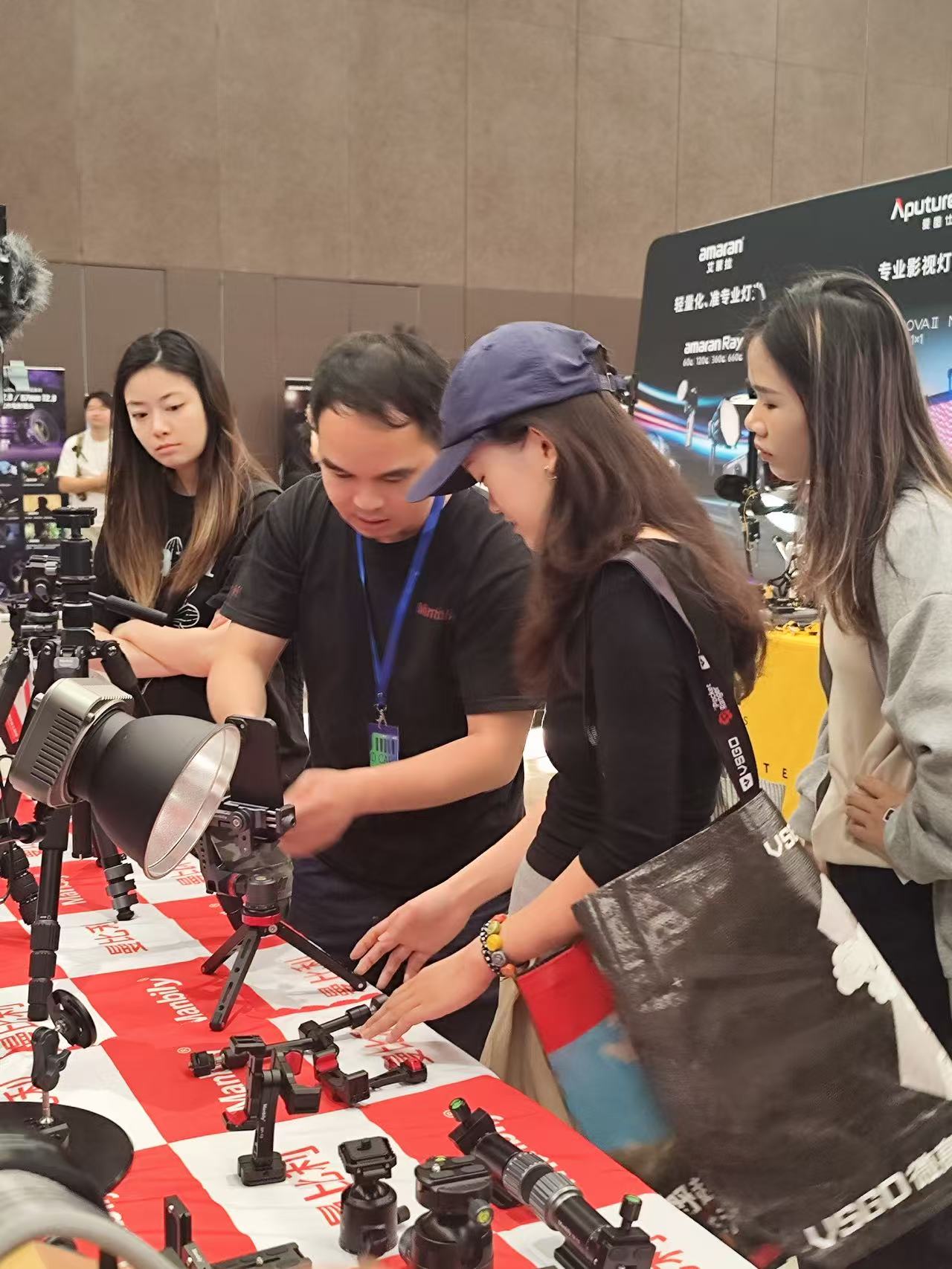 曼比利广州站展会现场影友体验