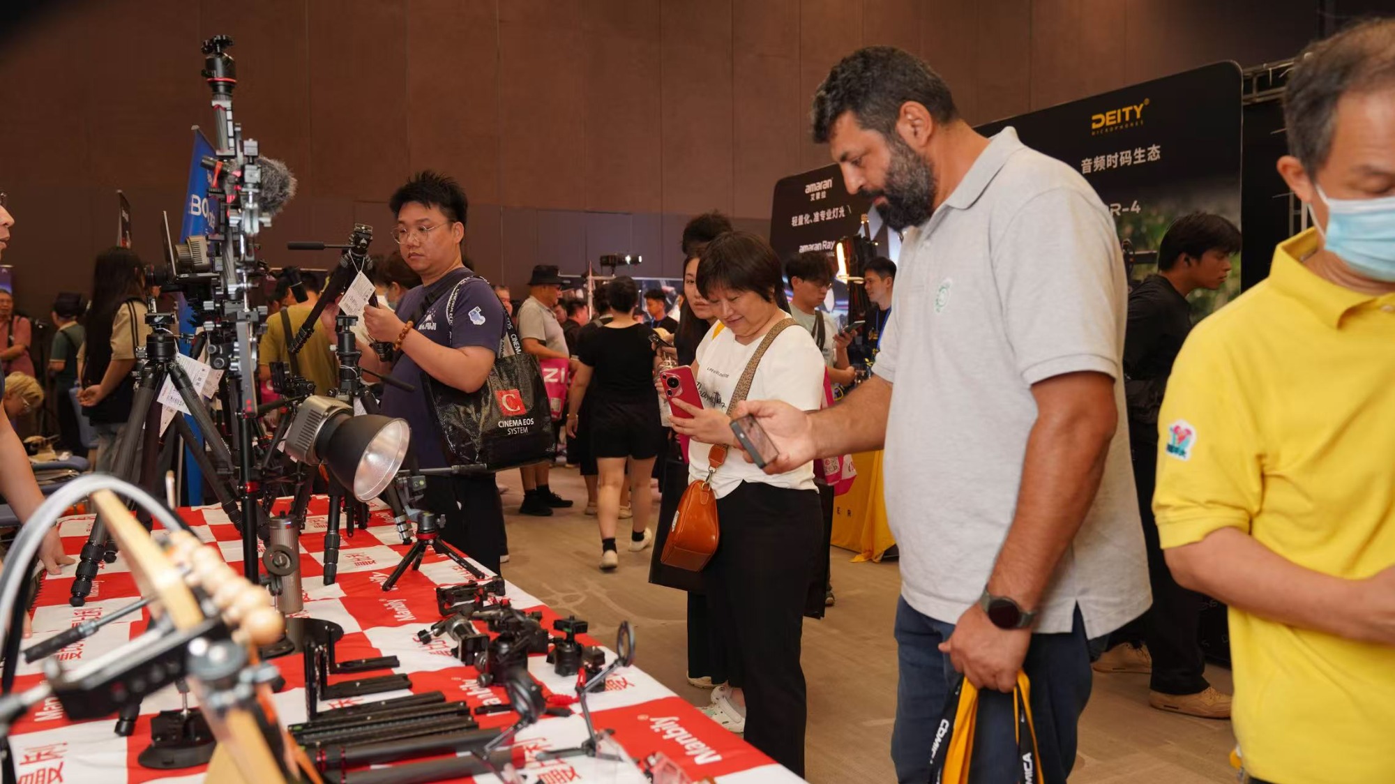 曼比利展会现场产品演示与交流