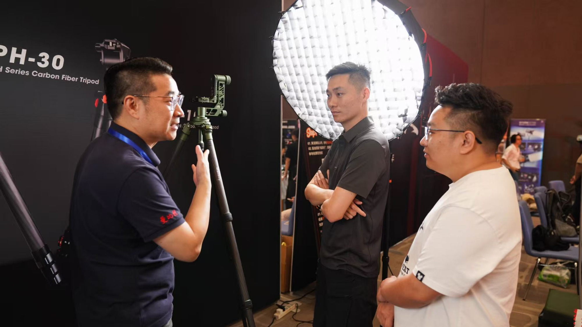 曼比利展会现场影友交流体验