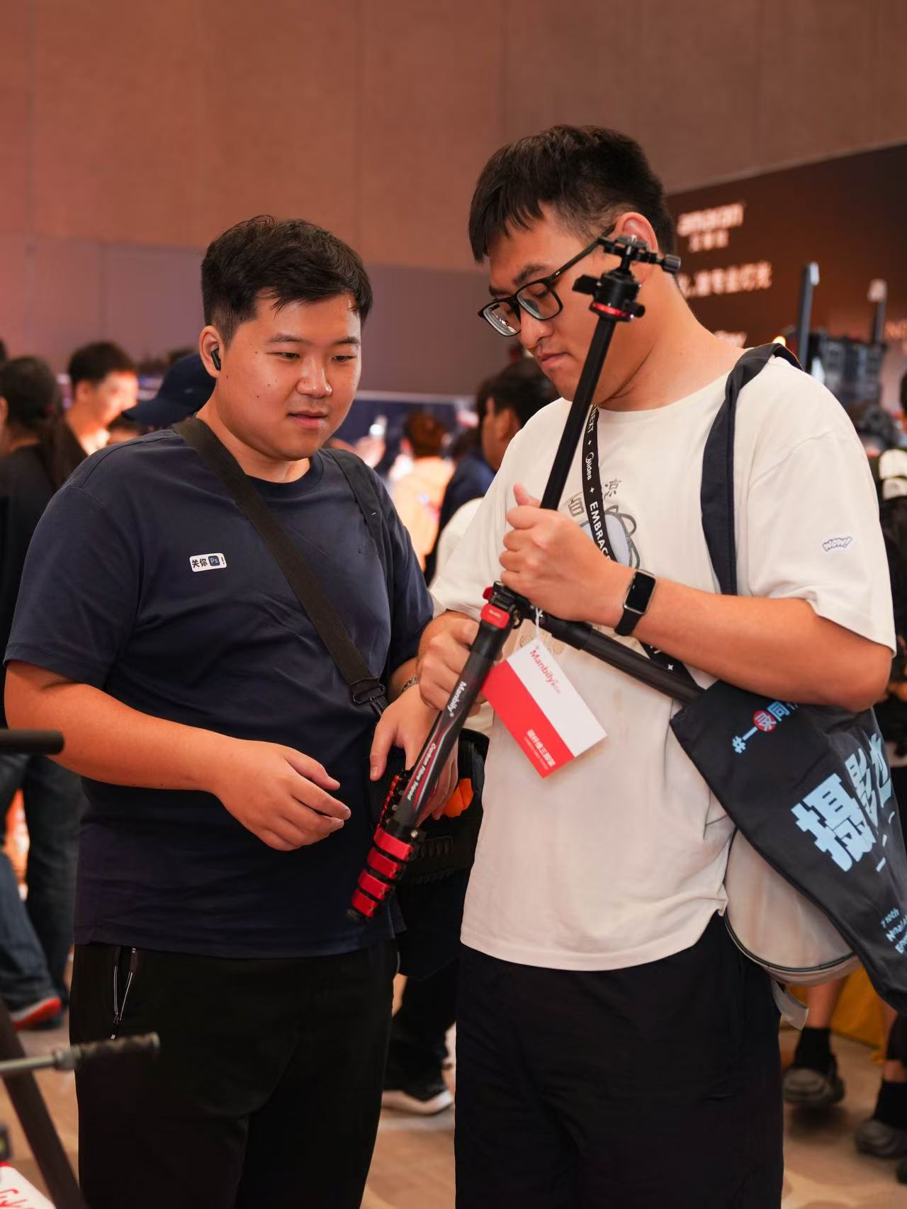 展会现场用户查看曼比利产品