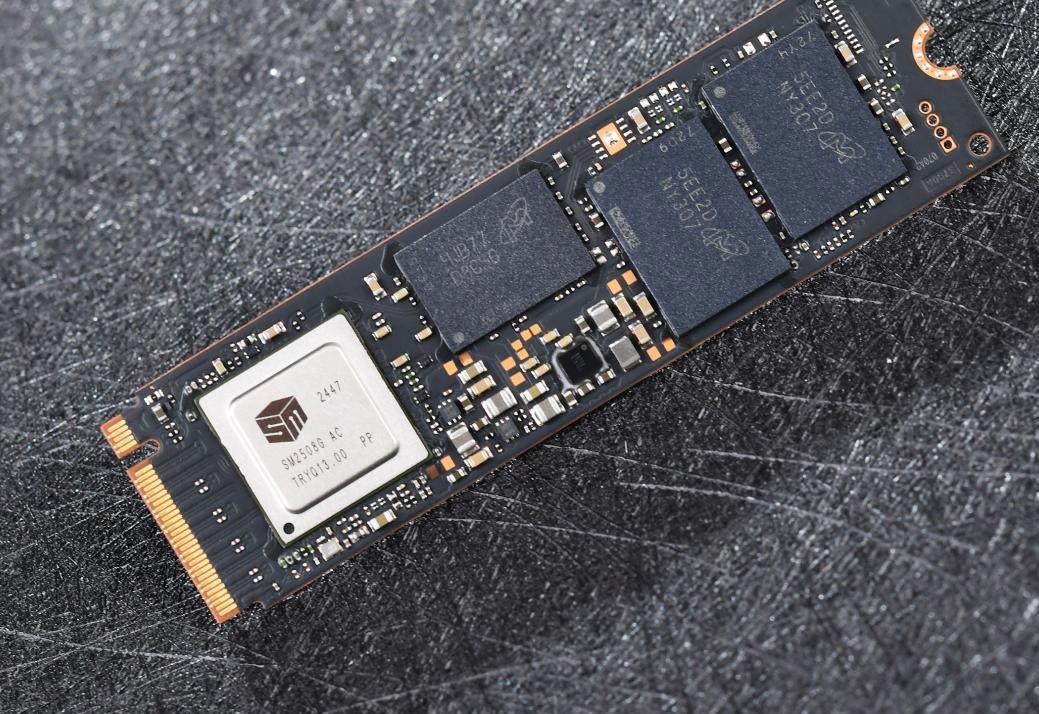 一块精致的PCIe Gen5硬盘