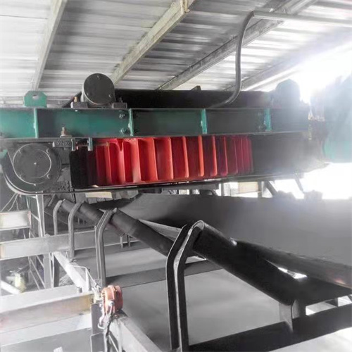 Suspended self-unloading electromagnetic separator