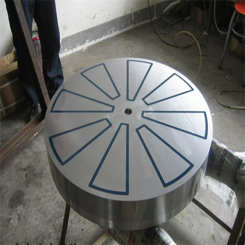 Radiation pole circular permanent magnet chuck